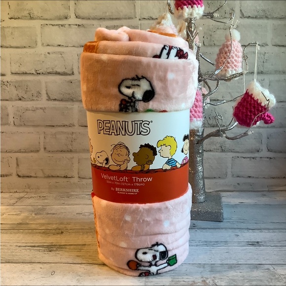 Berkshire PEANUTS Oversized 50” x 70” Snoopy Gingerbread Throw - Picture 2 of 5